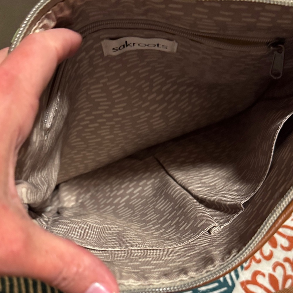 Sakroots Artistic Crossbody Bag with Brown Accents new condition - Picture 3 of 4